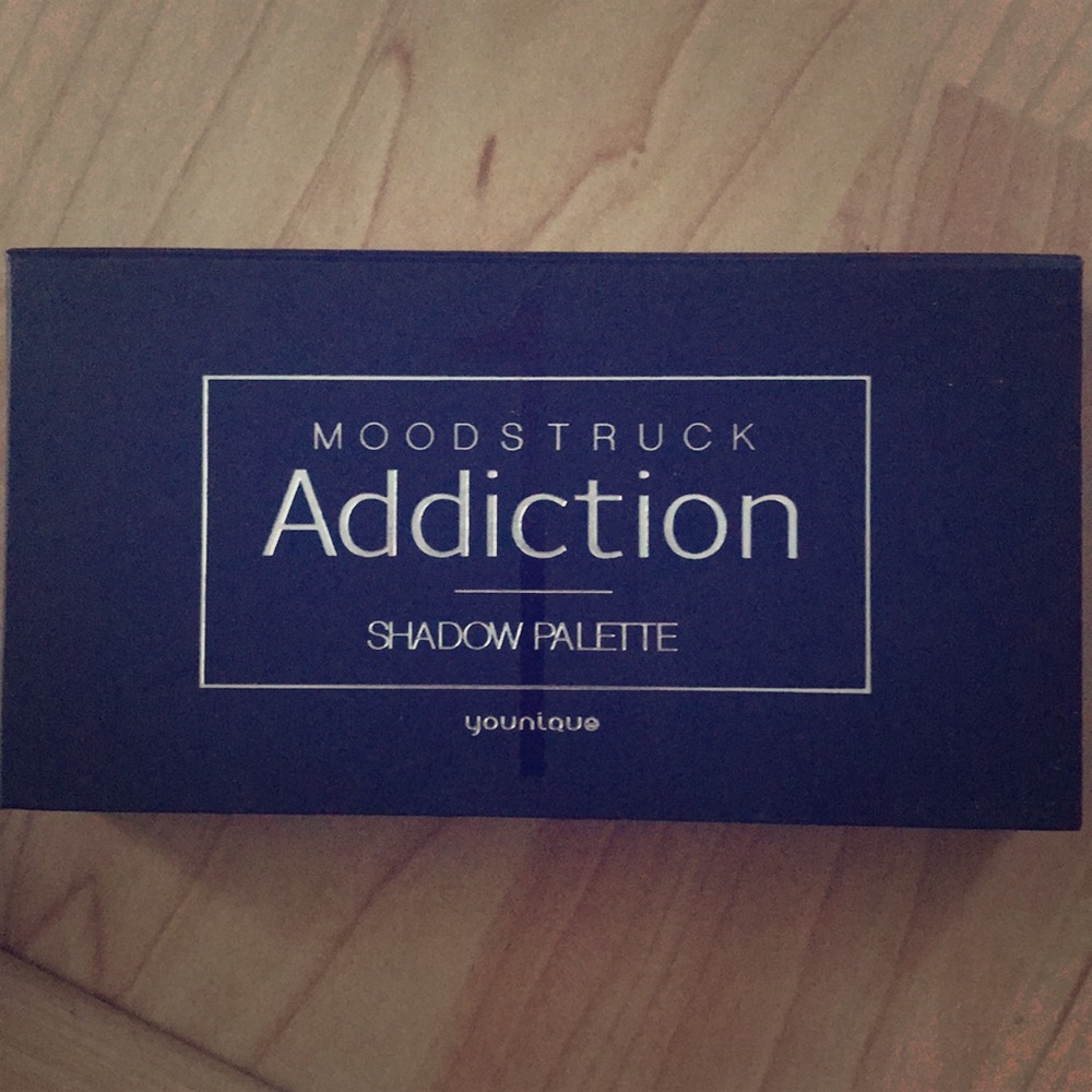 Younique Moodstruck eyeshadow palette 1